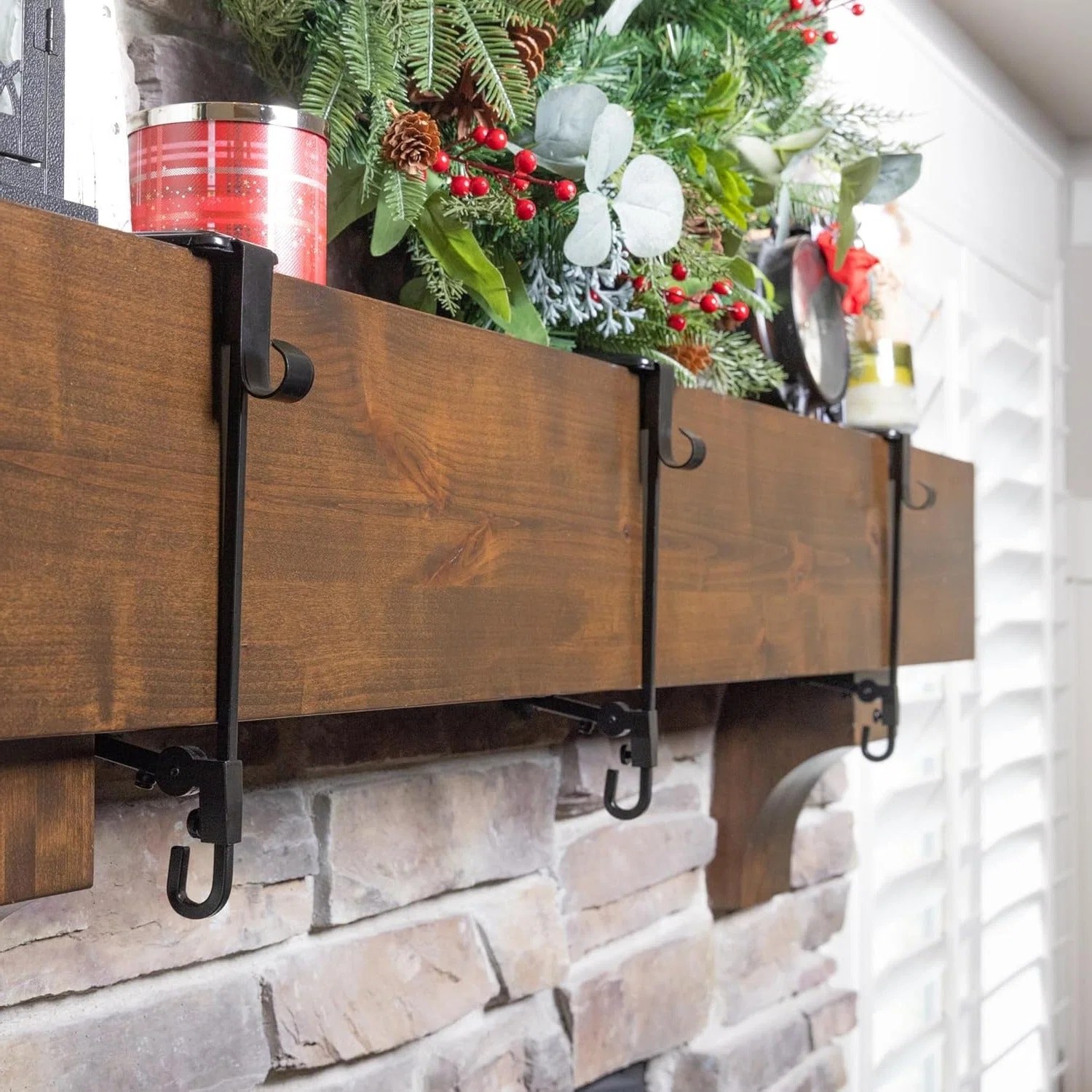 adjustable-fireplace-stocking-and-garland--41191012_9.jpg