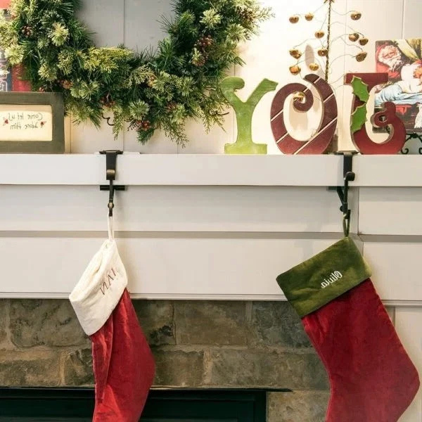 adjustable-fireplace-stocking-and-garland--41191012_4.jpg