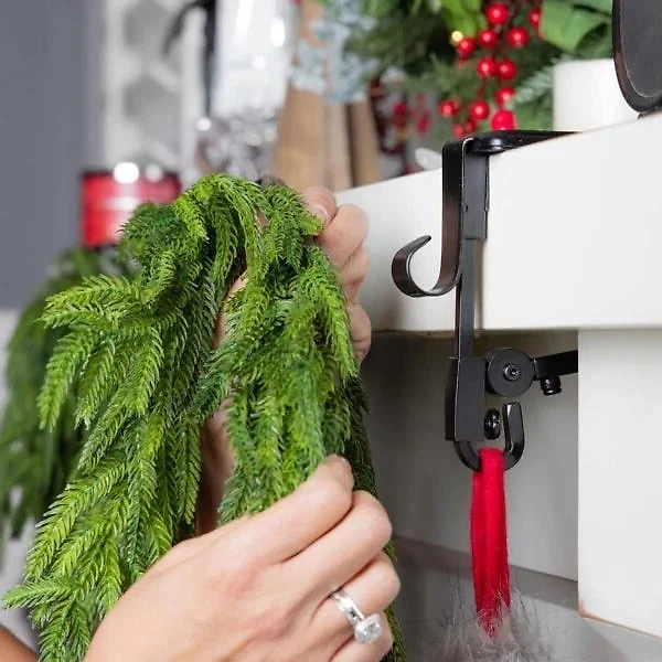adjustable-fireplace-stocking-and-garland--41191012_3.jpg